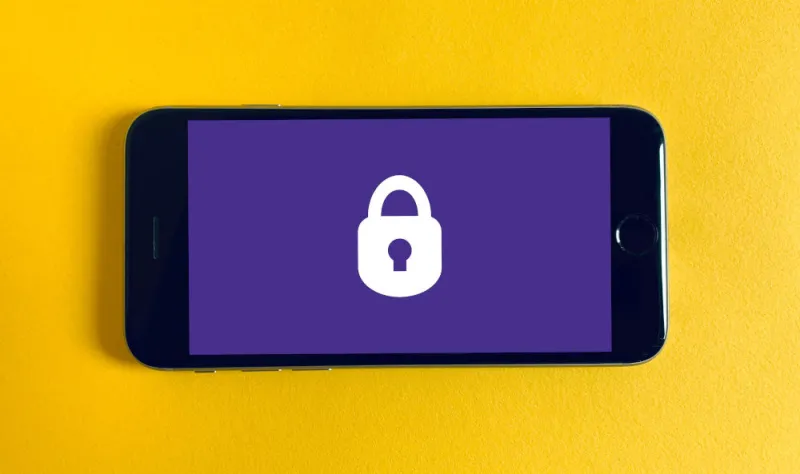 phone-with-padlock-on-screen phone-with-padlock-on-screen